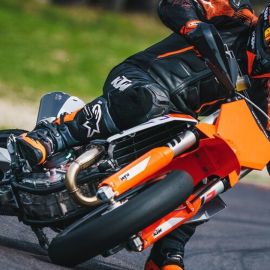 445080_MY23KTM450SMR_MY23_04Action